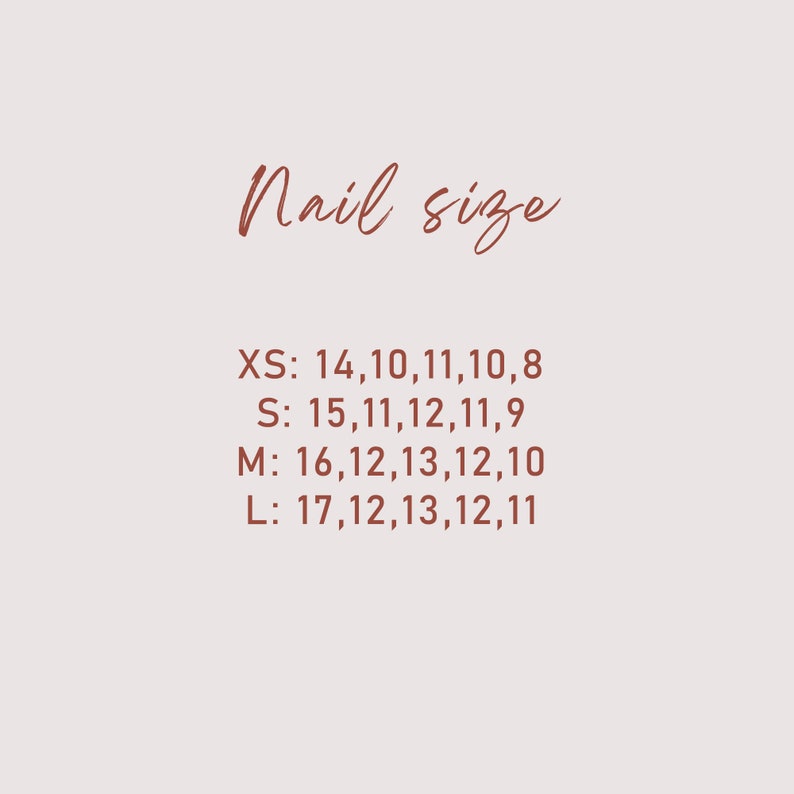 Puede incluir: Fondo beige claro con las palabras "Nail size" en fuente cursiva marr&oacute;n. Debajo, medidas de tallas de u&ntilde;as para XS, S, M y L, con valores num&eacute;ricos correspondientes para cada talla. El texto es de color marr&oacute;n.