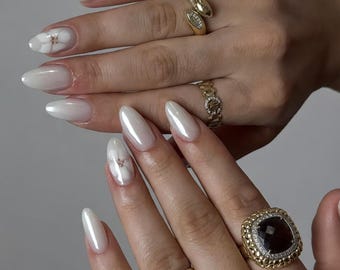 Uñas postizas con estampado floral lechoso / Uñas acrílicas falsas hechas a mano y personalizadas
