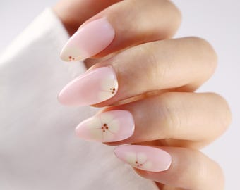 Uñas postizas cortas de almendra con flores rosas de primavera / Acrílico falso