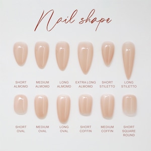 Puede incluir: Una taza de cer&aacute;mica blanca con asa negra y el texto "But First, Coffee" en negro y negrita. La taza es de tama&ntilde;o est&aacute;ndar y est&aacute; sobre una superficie blanca.