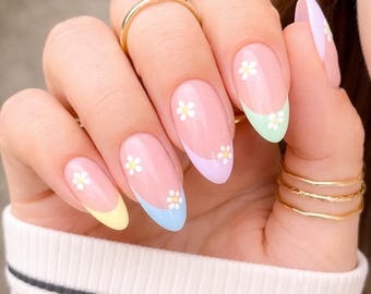 夏のフレンチチップアーモンド型プレスオンネイル｜咲き誇る花の