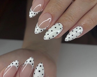 Uñas postizas de lunares con punta francesa / Acrílico falso hecho a mano