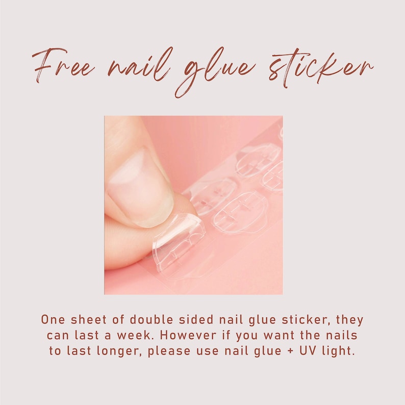 Puede incluir: Primer plano de una mano despegando una pegatina de pegamento para u&ntilde;as de doble cara transparente de una hoja. El texto "Free nail glue sticker" est&aacute; escrito en cursiva. Texto adicional describe la longevidad y el uso con luz UV.