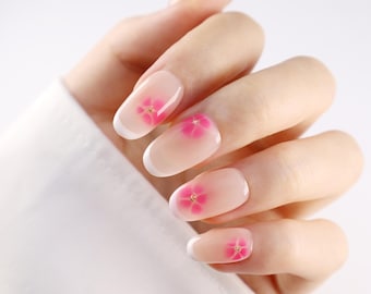 Uñas postizas acrílicas personalizadas con estampado de flor de durazno estilo francés.