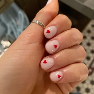 Kurze runde weiße Nägel Herzen drücken auf / handgefertigte Salonqualität