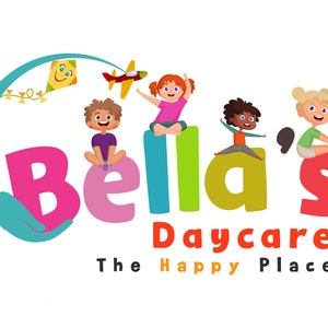 Może przedstawiać: Kolorowe logo dla żłobka o nazwie "Bella's Daycare The Happy Place". Logo przedstawia niebieskie koło z wyciągniętą ręką i słowo "Bella's" dużymi, kolorowymi literami. Na literach siedzi czworo kresk&oacute;wkowych dzieci.