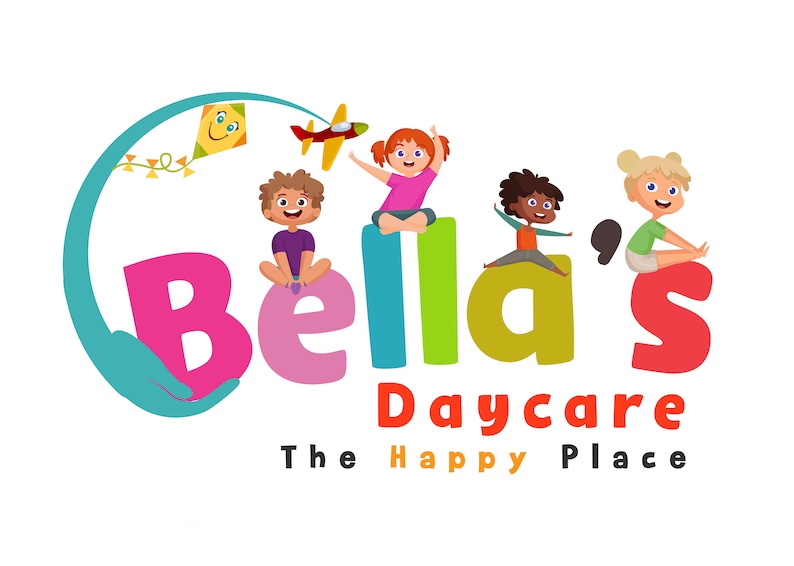 Może przedstawiać: Kolorowe logo dla żłobka o nazwie "Bella's Daycare The Happy Place". Logo przedstawia niebieskie koło z wyciągniętą ręką i słowo "Bella's" dużymi, kolorowymi literami. Na literach siedzi czworo kresk&oacute;wkowych dzieci.