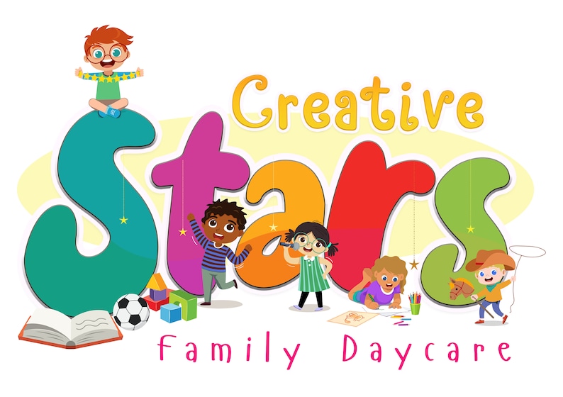 Może przedstawiać: Kolorowa ilustracja sł&oacute;w "Creative Stars Family Daycare" z kresk&oacute;wkowymi dziećmi bawiącymi się wok&oacute;ł liter.