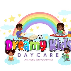 Może przedstawiać: Kolorowe logo dla żłobka o nazwie "Dreamy Kids Daycare" z hasłem "Little People Big Responsibilities". Logo przedstawia tęczę, chmury, gwiazdy i czworo dzieci bawiących się zabawkami i książkami.
