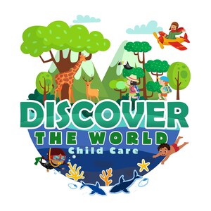 Może przedstawiać: Kolorowe logo dla żłobka o nazwie "Discover the World Child Care". Logo przedstawia globus z zieloną lądem i niebieskim oceanem. Na lądzie bawią się dzieci, w tym dziecko latające samolotem, dziecko z plecakiem i dziecko z żyrafą. W oceanie znajduje się nurk, rekin i gwiazda morska.