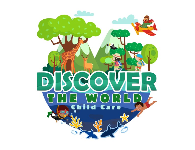 Może przedstawiać: Kolorowe logo dla żłobka o nazwie "Discover the World Child Care". Logo przedstawia globus z zieloną lądem i niebieskim oceanem. Na lądzie bawią się dzieci, w tym dziecko latające samolotem, dziecko z plecakiem i dziecko z żyrafą. W oceanie znajduje się nurk, rekin i gwiazda morska.
