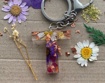 Resin Pressed Flower Letter Keyring with Choice of Gold, Sliver or Rose Gold Foil.