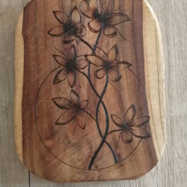 Pyrogravure fleurs sur bois de teck. Fait main, article unique. Pièce artisanale. France