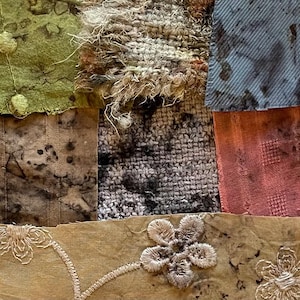 Könnte beinhalten: Nahaufnahme verschiedener Stoffmuster in Grün-, Braun-, Grau- und Blautönen. Die Texturen umfassen gewebte, gestickte und bedruckte Designs. Einige Stoffe haben Blumenstickereien, andere ein verwittertes Aussehen.