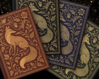 Op de afbeelding: Vier rechthoekige notitieboeken met harde kaft voorzien van goudkleurige lijntekeningen van een vos omringd door bloemranken en eikels. De covers zijn donkerrood, zwart, donkerblauw en donkergroen, elk met een bijpassende goudkleurige rand.