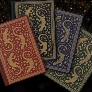 Può includere: Una collezione di libri con copertina rigida in vari colori: rosso, nero, blu navy e verde. Ogni libro presenta un design dorato di lucertola e floreale sulla copertina. Le copertine hanno bordi dorati e un aspetto strutturato.