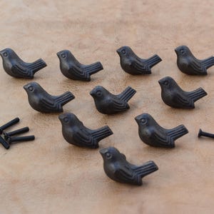 以下が含まれることがあります： 黒色の鋳鉄製の鳥の形をした引き出しの取っ手が10個あり、素朴な仕上げが施されています。