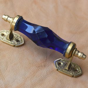 Tirador de puerta de estilo vintage de latón y cristal azul de 15 cm (6 pulgadas) para armario de cocina.
