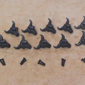 Peut inclure: Douze tirettes de tiroir en métal noir en forme de tête de buffle avec vis.