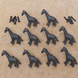 Könnte beinhalten: Zehn schwarze Metall-Schubladengriffe in Giraffenform mit strukturierter Oberfläche. Die Griffe sind etwa 5 cm hoch und 2,5 cm breit.