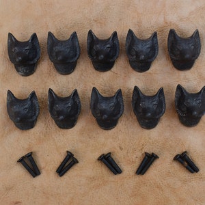 Pode incluir: Doze puxadores de gaveta de metal preto em forma de cabeça de raposa com acabamento desgastado e doze parafusos pretos.