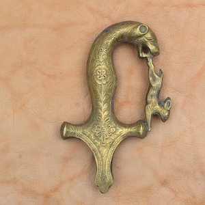 Vintage handgemaakte Indiase Mughal islamitisch messing leeuw herten greep zwaard Shamshir gevest handvat