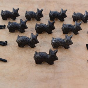 以下が含まれることがあります： 10個の、黒っぽいブロンズ色のウサギの形をしたキャビネットノブ。 各ノブは、テクスチャ加工された表面を持ち、黒いネジが付属しています。 家具や装飾プロジェクトに最適です。 各ノブは約3cmです。