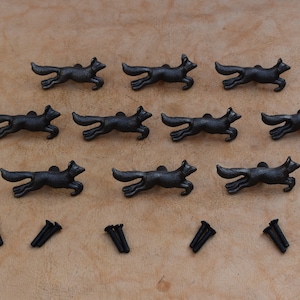 Pode incluir: Dez puxadores de gaveta de metal preto com design de raposa correndo. Os puxadores vêm com dez parafusos pretos.