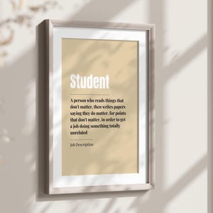 Peut inclure: Cadre avec le mot "Student" en blanc et une définition en dessous en noir. Le cadre est gris clair et le fond beige clair. Le texte décrit le travail d'un étudiant.
