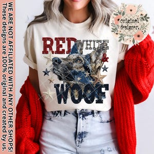 Puede incluir: Camiseta color crema con un diseño patriótico de perro con las palabras "RED WHITE WOOF". El diseño incorpora estrellas y la bandera americana. La camiseta también tiene el texto "original designer."