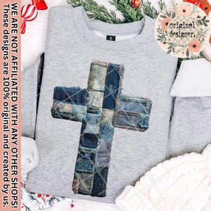 以下が含まれることがあります： さまざまなブルーデニムの色合いのパッチワーククロスデザインが特徴の、明るい灰色のスウェットシャツ。「WE ARE NOT AFFILIATED WITH ANY OTHER SHOPS! These designs are 100% original and created by us.」というテキストが左側に表示されています。「original designer」という言葉も表示されています。