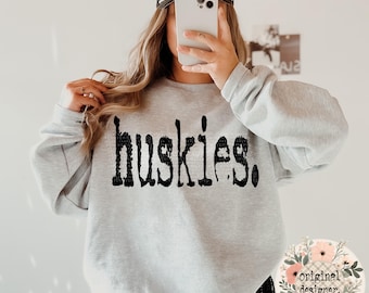 Huskies typografie mascotte ontwerp | Digitale download | PNG-bestand |  Verouderd ontwerp | Sportschoolteams