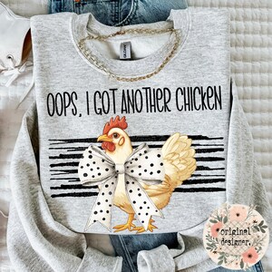 ¡Ups! Otro pollo. Descarga de diseño digital en formato PNG / Divertido y atrevido animal de granja con humor.