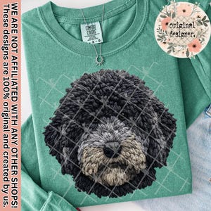 Puede incluir: Una camiseta de manga larga verde mar con un gráfico detallado de la cara de un perro, superpuesto con un patrón de cuadrícula. La camiseta tiene una etiqueta Comfort Colors y un collar plateado. El texto en la camiseta dice "WE ARE NOT AFFILIATED WITH ANY OTHER SHOPS! These designs are 100% original and created by us."