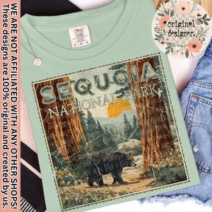 Puede incluir: Camiseta verde claro con un diseño retro del Parque Nacional de las Secuoyas. El diseño incluye el texto "SEQUOIA NATIONAL PARK", un oso, árboles y un sol. La camiseta tiene una etiqueta Comfort Colors.