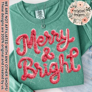 Op de afbeelding: Een teal-groen shirt met lange mouwen met de woorden "Merry & Bright" in een rode, getextureerde lettertype. Het shirt heeft een Comfort Colors-label en een zilveren ketting. Het ontwerp is origineel.
