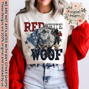 Può includere: T-shirt color crema con grafica di cane patriottico. Il design presenta la faccia di un cane con un orecchio a stelle blu e bianco, le parole "RED WHITE & WOOF" e accenti di stelle. La maglietta ha maniche corte.