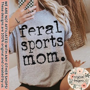 Projekt „Dzika mama sportowca” | Pobieranie cyfrowe | Plik PNG | Typografia | Zabytkowa maszyna do pisania | Sportowy styl lat 70.