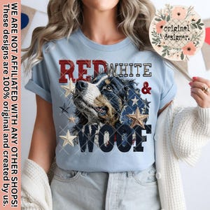 Może przedstawiać: Jasnoniebieska koszulka z patriotycznym wzorem psa i napisem "RED WHITE & WOOF". Wzór zawiera gwiazdy, a sierść psa jest w kolorach czerwonym, białym i niebieskim. Koszulka ma podwinięte rękawy.