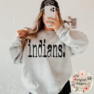 Indianer-Typografie-Maskottchen-Design zum digitalen Download, Distressed School Team PNG