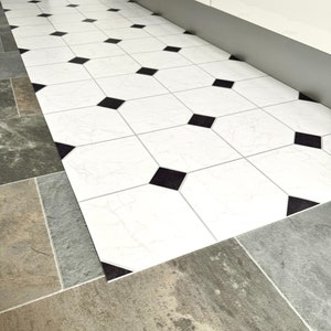 Puede incluir: Baldosa de suelo con patrón de diamantes negros y blancos. Las baldosas están dispuestas en un patrón repetitivo.