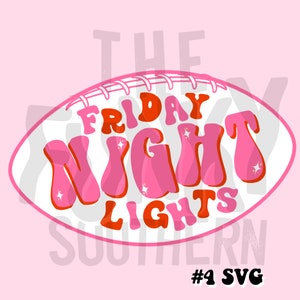 Peut inclure: Un ballon de football blanc avec le texte "FRIDAY NIGHT LIGHTS" en lettres roses et rouges avec des accents de paillettes. Le texte est dans un style de police r&eacute;tro.