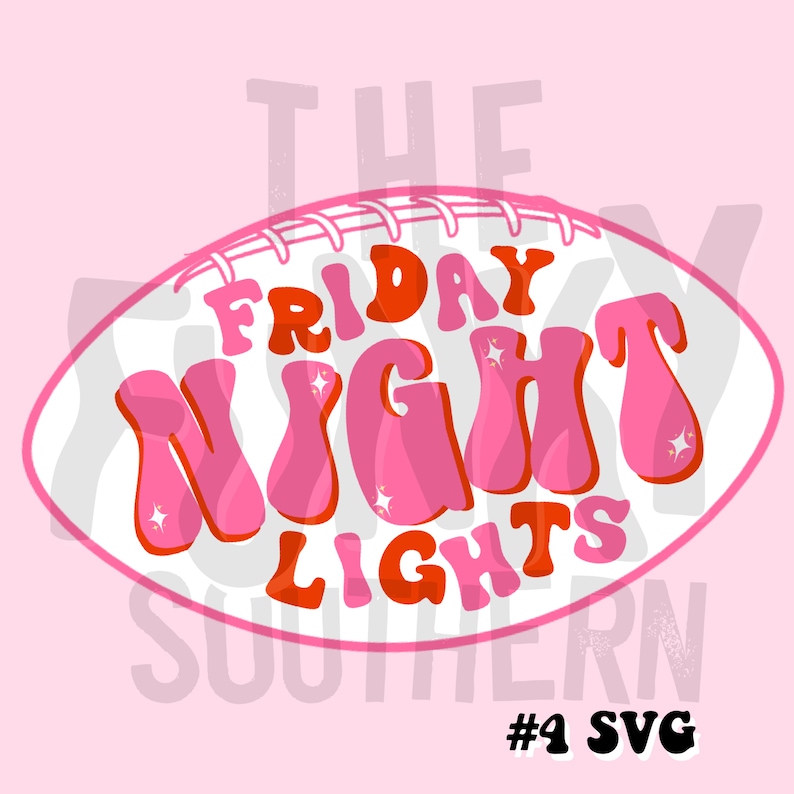 Peut inclure: Un ballon de football blanc avec le texte "FRIDAY NIGHT LIGHTS" en lettres roses et rouges avec des accents de paillettes. Le texte est dans un style de police r&eacute;tro.