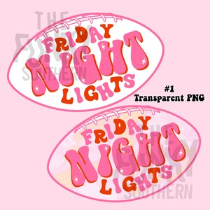 Peut inclure: Deux designs blancs en forme de ballon de football avec du texte rose et orange qui dit "Friday Night Lights" avec des accents de paillettes. Le design du haut a "The Southern" en texte plus petit au-dessus du texte principal. Le design du bas a "Southern" en texte plus petit en dessous du texte principal.