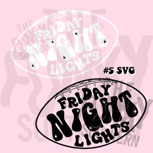 Peut inclure: Design noir et blanc d'un ballon de football avec le texte "FRIDAY NIGHT LIGHTS" dans une police r&eacute;tro. Le design est parfait pour un fan de football ou pour une utilisation dans un projet artisanal.