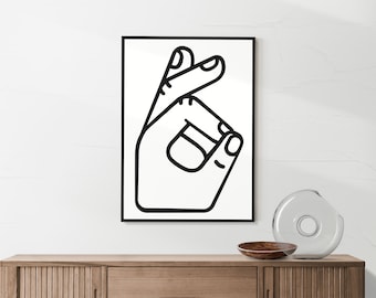Könnte beinhalten: Schwarz-weiß-Linienkunst-Druck einer Hand, die das "OK"-Zeichen macht. Der Druck ist in einem schwarzen Rahmen gerahmt und hängt an einer weißen Wand.