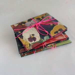 Enveloppes et cartes Flora : des enveloppes uniques en leur genre faites à la main à partir de livres et de magazines de jardinage recyclés avec des cartes de vœux peintes à la main