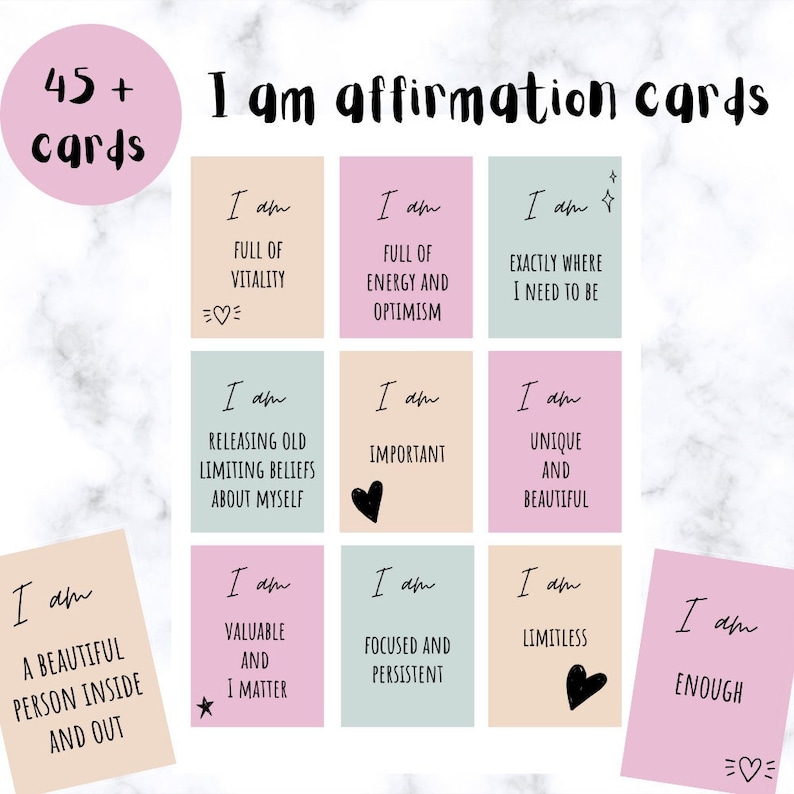 Op de afbeelding: Een set van 45 affirmatiecards met positieve boodschappen erop gedrukt. De kaarten zijn in verschillende kleuren, waaronder roze, blauw en beige. Elke kaart heeft een andere affirmatie, zoals "Ik zit vol vitaliteit" of "Ik ben uniek en mooi".