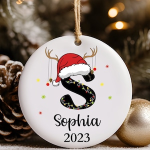 Adorno de nombre de letra, etiquetas de regalo personales Letras iniciales Bolas de Navidad Nombre Apellido 2024 Primera Navidad 2024 Nombre Bauble