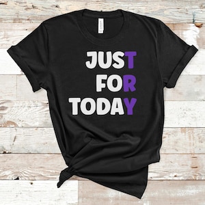 Camiseta "We Do Recover" - Presente de Aniversário de Sobriedade - Camiseta de Recuperação do Vício - Um Dia de Cada Vez - Roupas de AA/NA - Alcoólicos Anônimos - Só por Hoje